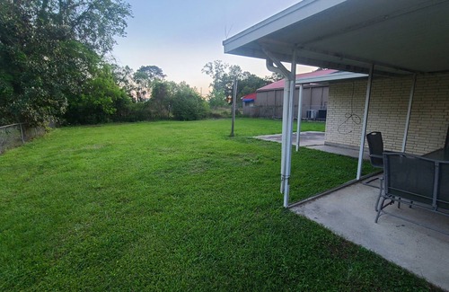 Zachary House | Spacious House w/Jacuzzi Tub