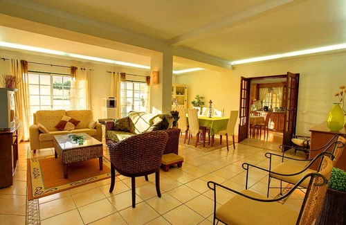 Lagoa e Carvoeiro Villa | Spacious house with beautiful gardens, private pool, pool table and air conditioning.