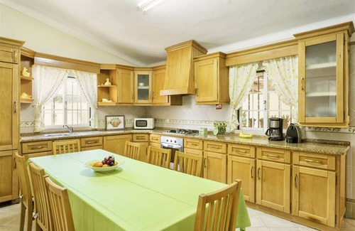 Lagoa e Carvoeiro Villa | Spacious house with beautiful gardens, private pool, pool table and air conditioning.