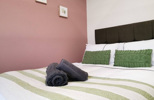 Havant House | Spacious House with Free Parking and Fully Equipped Kitchen