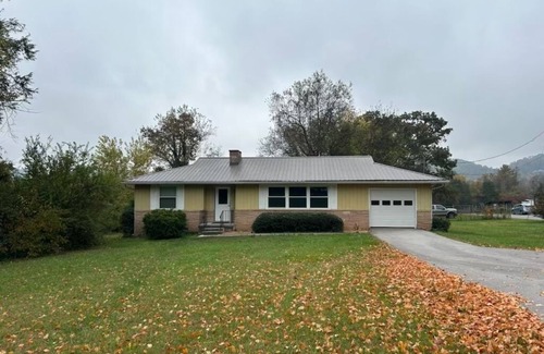 Powell House | Spacious house with large front and back yard, recently renovated