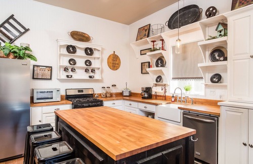 Fredericksburg House | Spacious in & outdoor Gastehaus.Great for enjoying the hill country.Walk to Main