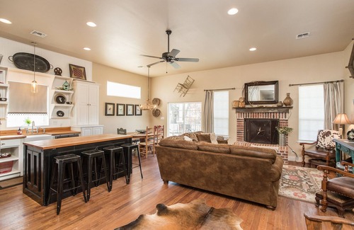 Fredericksburg House | Spacious in & outdoor Gastehaus.Great for enjoying the hill country.Walk to Main