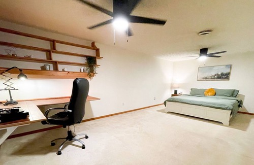 St. Robert House | Spacious industrial basement mins to post.