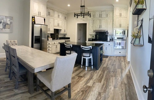 South Baton Rouge House | Spacious Lake View 4 Bedroom Home Cozy Fireplace