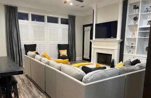 South Baton Rouge House | Spacious Lake View 4 Bedroom Home Cozy Fireplace