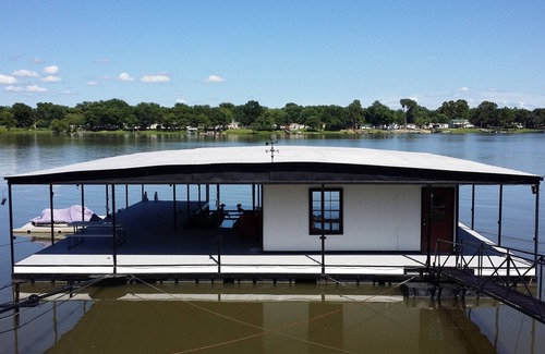 Copeland House | Spacious Lakefront w/private dock between Grove and Monkey Island!