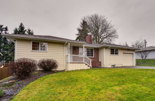 Lakewood House | Spacious Lakewood Home - 10 Mi to Downtown Tacoma!