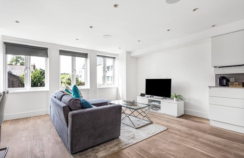 Walpole Apartment | Spacious lateral 2 bedroom apartment, 5 minutes from Ealing Broadway station!