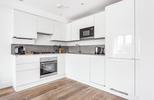Walpole Apartment | Spacious lateral 2 bedroom apartment, 5 minutes from Ealing Broadway station!
