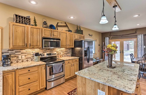 Deadwood Cabin | Spacious Lead Getaway w/Private Hot Tub & Deck!
