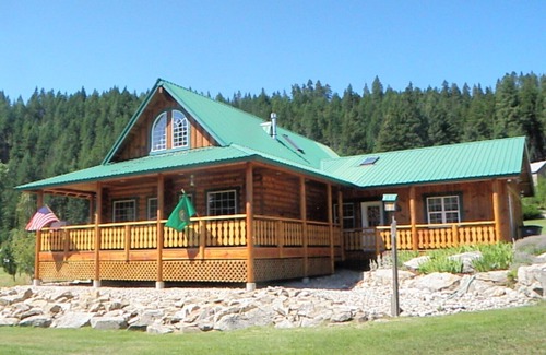 Leavenworth House | Spacious Leavenworth Log Home in a Peaceful Setting