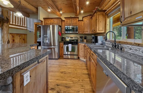 Tamarack Apartment | Spacious Log Cabin Near Tamarack w/Hot Tub!