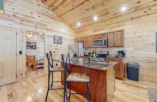 White Oak Lodge Cabin | Spacious log cabin w/hot tub, free attraction tickets, & screened-in porch