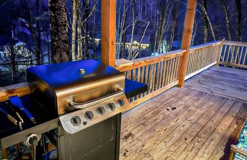 Wolf Laurel House | Spacious Log Cabin With Creek 2 Min From Ski Resort