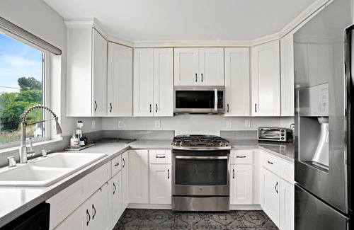 Los Angeles House | Spacious Los Angeles Home - only minutes from Down Town Los Angeles