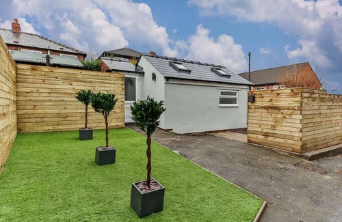 Sheffield House | Spacious Luxe Pad+Games Room-Walk to town