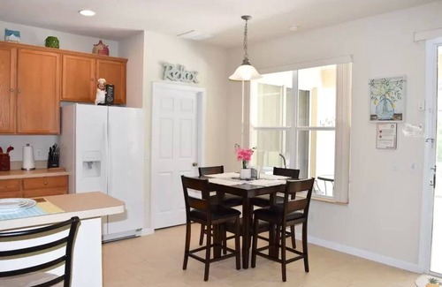 Trafalgar Village Villa | Spacious Luxurious 6 Bedroom 5 Bath Villa Sleeps 12 Pool, Jacuzzi, near Disney