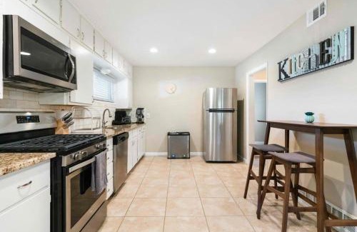 Irving House | Spacious Luxurious House Big Groups and Pool