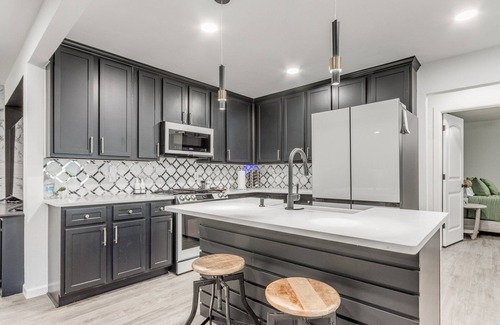 Central Oklahoma City House | Spacious Luxury House w/Pool & GUEST HOUSE 12 min from DOWNTOWN OKC