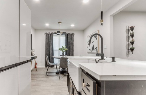 Central Oklahoma City House | Spacious Luxury House w/Pool & GUEST HOUSE 12 min from DOWNTOWN OKC