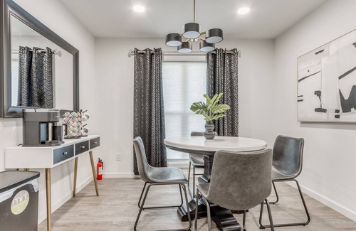 Central Oklahoma City House | Spacious Luxury House w/Pool & GUEST HOUSE 12 min from DOWNTOWN OKC