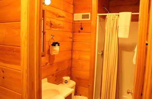 Hico Cabin | Spacious Marathon Cabin located in New River Area