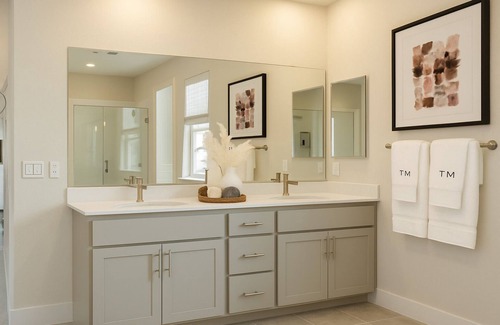 Peters House | Spacious Master Suite with Private Bath in Manteca