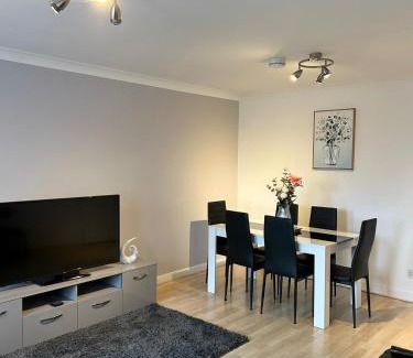 Broughty Ferry Apartment | Spacious, modern 3 bedroom luxury flat in centre location