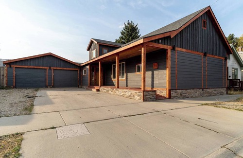 Anaconda House | Spacious & Modern Anaconda Home