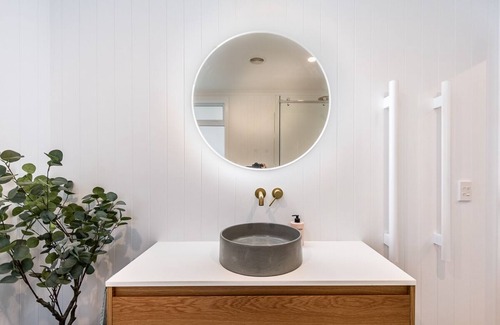 Raumati Beach House | Spacious Modern Coastal Haven, 5 minutes to the beach, shops and walking tracks.