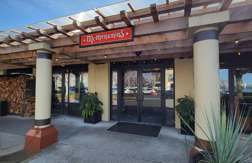 Columbia Way Apartment | Spacious Modern Condo By Columbia Waterfront