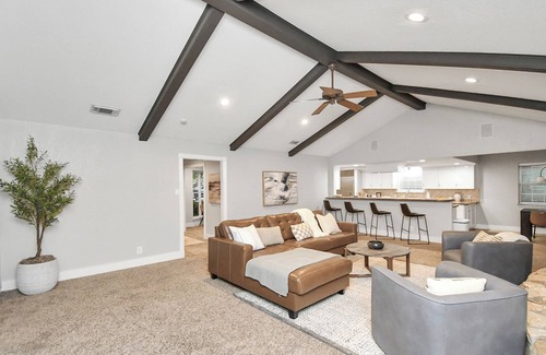 Katy House | Spacious Modern Cottage Perfect for Families & Pets ~ Gated Parking ~ Sleeps 9+