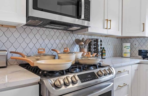 Riverside Heights House | Spacious Modern Farmhouse w Private Patio ans BBQ