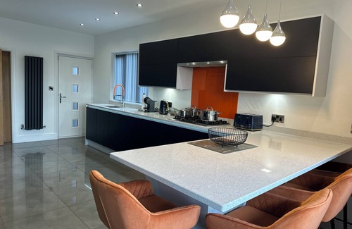 Sherwood Forest House | Spacious, Modern & Quiet Bungalow with hot tub