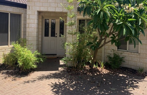 Morley House | Spacious, Modern & Private 3x2, A/C, 15 Mins to City, Airport & Beach