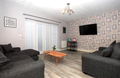 Peterborough House | Spacious & Modern Retreat Garden Free Parking!