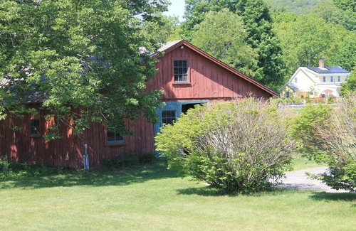 New Marlborough House | Spacious, Modern House 5 Bedrooms, 2.5 Bathrooms, Sleep 12 on small horse farm.