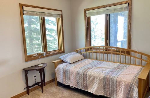 Golden House | Spacious Mountain Basement Apt with Views & Access to Hike, Ski, & Red Rocks!