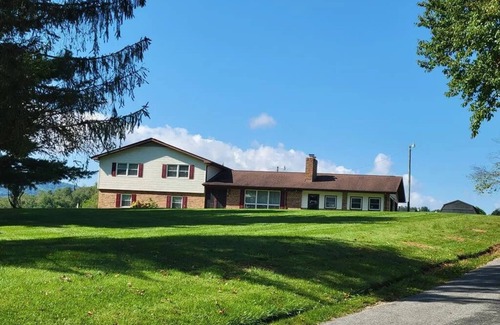 Sugar Grove House | Spacious Mountain Retreat – Sleeps 12 – Pool, Hot Tub, Peaceful & Beautiful!
