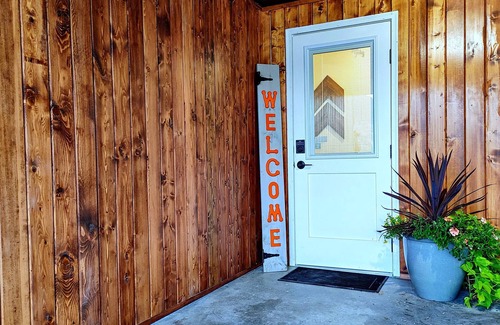 BX House | Spacious Mountain View Modern Guest Suite