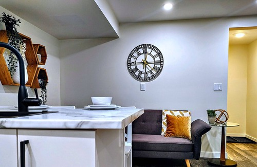 BX House | Spacious Mountain View Modern Guest Suite