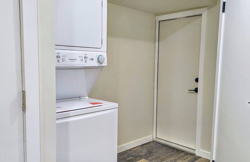 BX House | Spacious Mountain View Modern Guest Suite