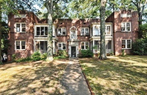 Cherry Condo | Spacious Myers Park 2BR King Condo | Porch