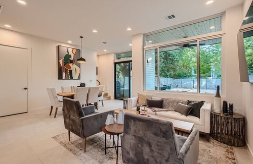South Manchaca House | Spacious New Build / Group Retreat / Bocci Ball Court!