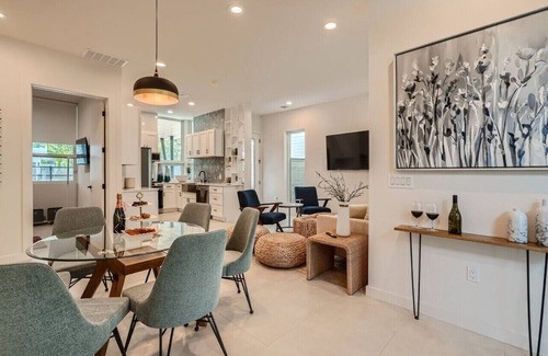 South Manchaca House | Spacious New Build / Group Retreat / Bocci Ball Court!