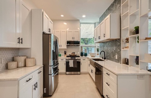 South Manchaca House | Spacious New Build / Group Retreat / Bocci Ball Court!