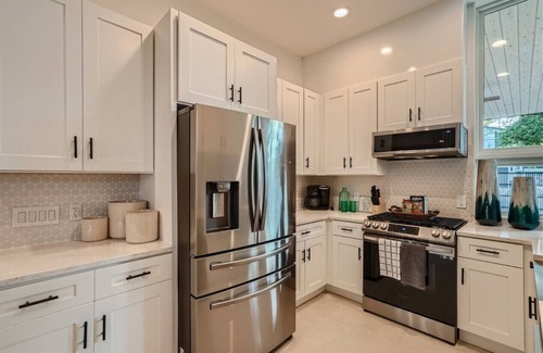 South Manchaca House | Spacious New Build / Group Retreat / Bocci Ball Court!