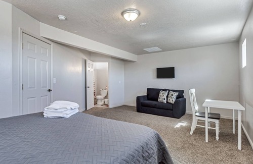 Lakeview House | Spacious & New Guesthouse in Orem - Provo
