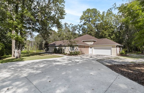 Gainesville House | Spacious oasis in the city. Gainesville. Great backyard. 4 Bedrooms 3 baths.